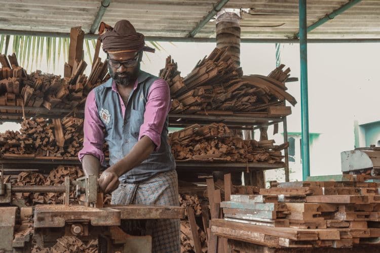 Marceneiro trabalhando a madeira na produção