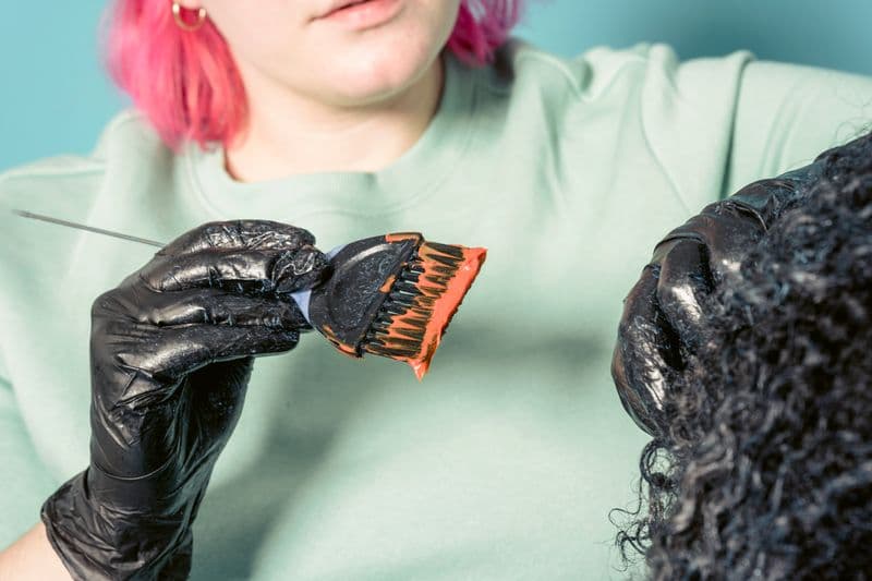 Profissional de estética atendendo uma cliente